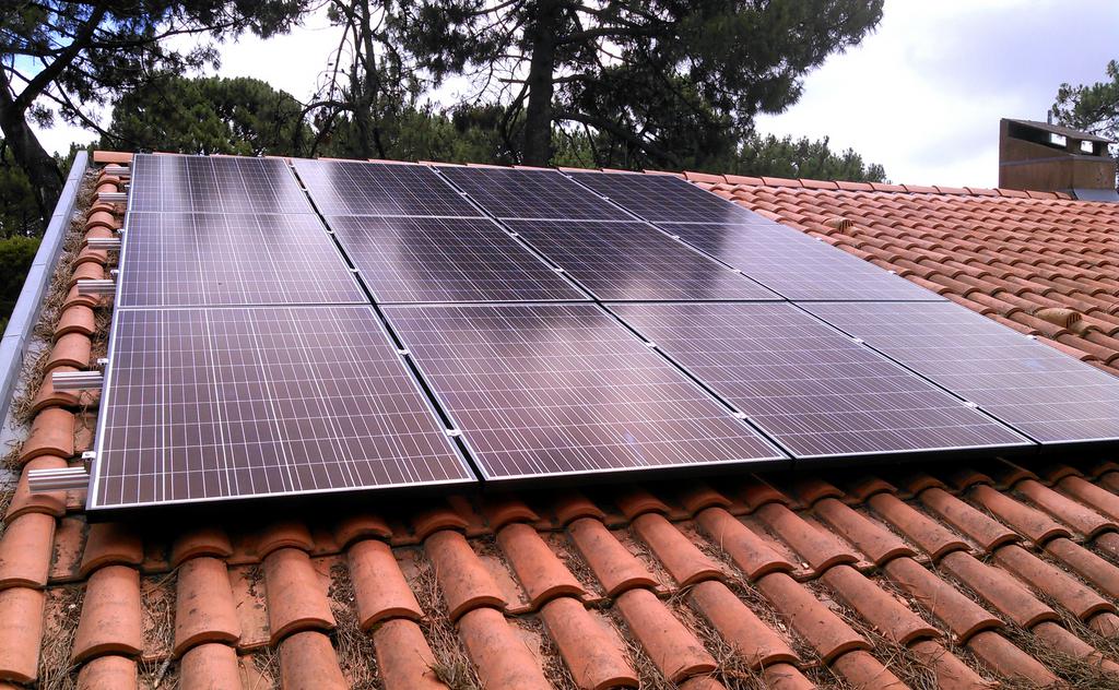Vue aérienne d'une installation de panneaux solaires sur une toiture