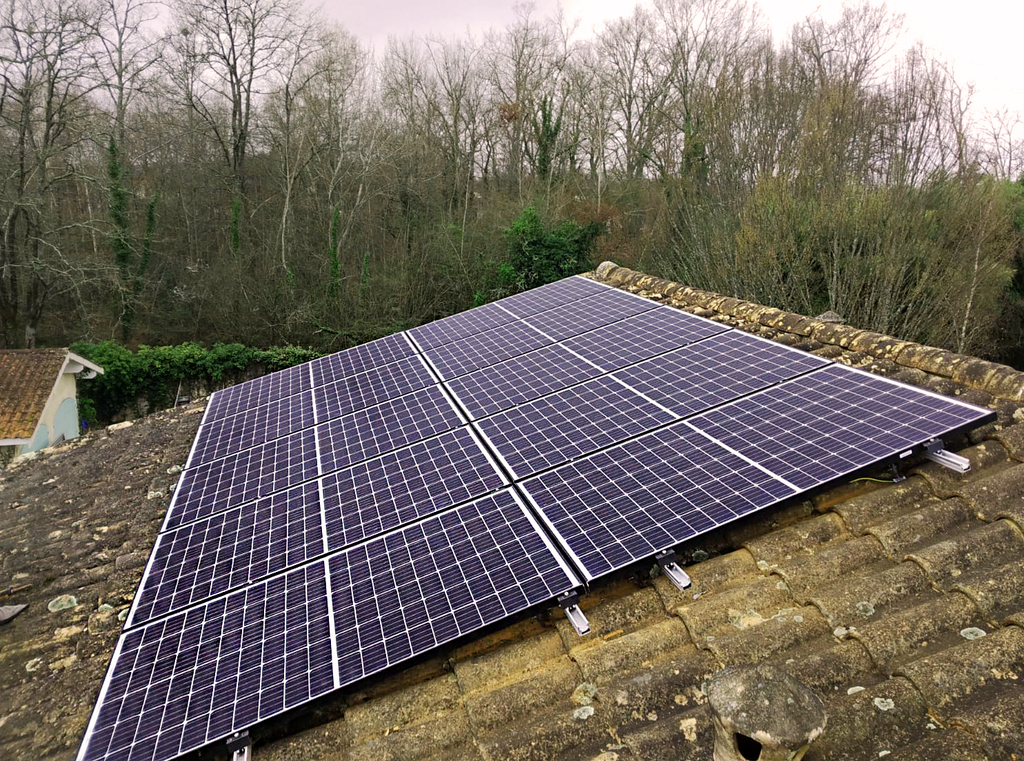 Vue aérienne d'une installation de panneaux solaires photovoltaïques sur une toiture