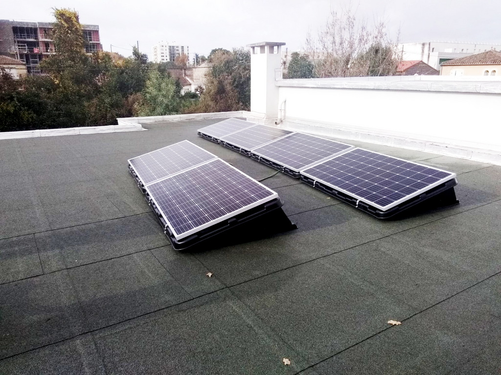 Vue aérienne d'une installation de panneaux solaires photovoltaïques sur une toiture