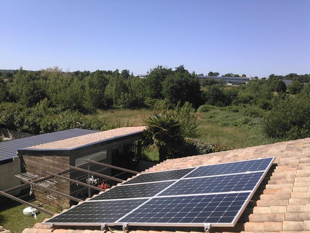 Vue aérienne d'une installation de panneaux solaires sur une toiture